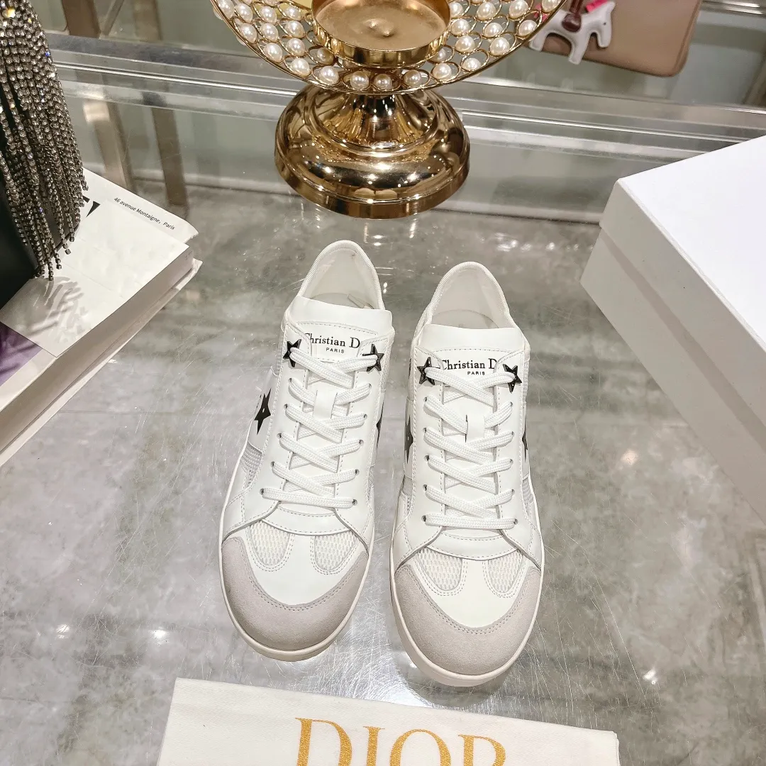 👟👟Ex-factory price 560👟👟Dior2024 new white shoes, Dior Dior Star women's sports shoes, very light summer white shoes. The upper is carefully made of imported suede, decorated with tonal suede panels, metal stars decorate the lace eyelets, and breathable mesh inside. The upper is punched and designed not to stuffy the feet. It is equipped with Christian Dior logo and thin soles. The thick sole is suitable for all seasons! Size: 35-41 (40 and 41 are customized and cannot be returned or exchanged)